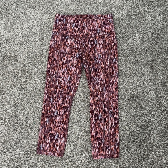 Athleta ULTIMATE STASH CAPRI in Flare Abstract Maroon - Picture 2 of 6